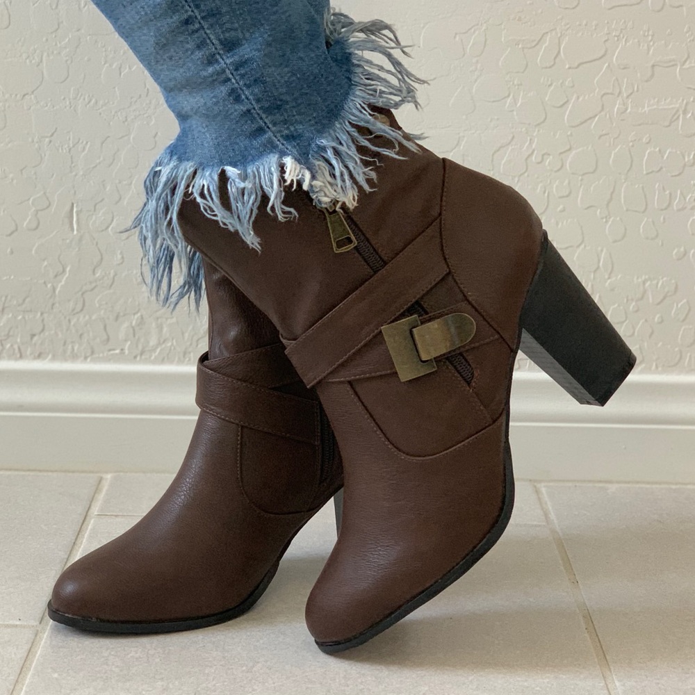 NIB Brown Thick Heel Buckle Metal Detail Boots - Picture 8 of 8